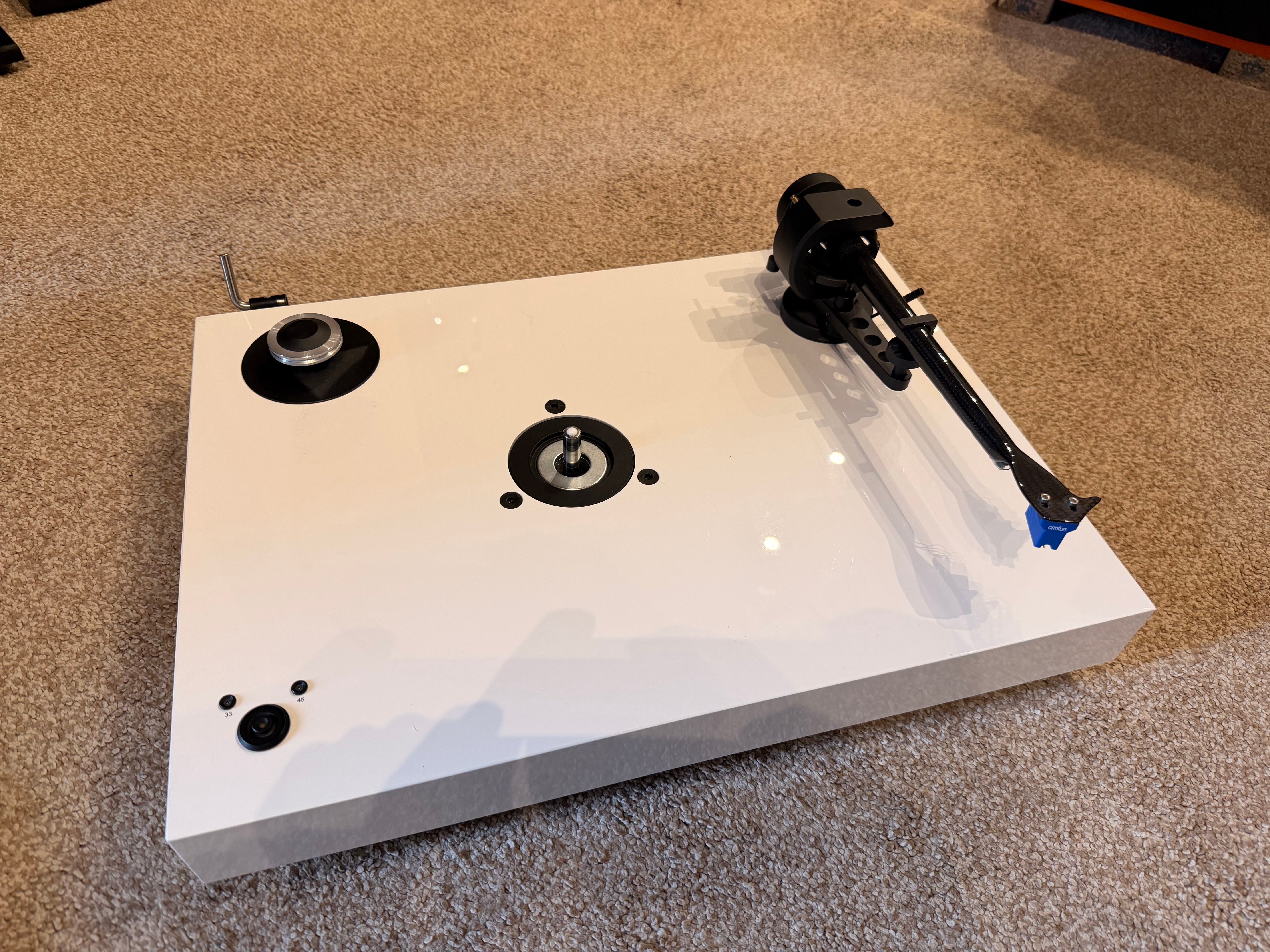 Clearance: Ex-Display Pro-Ject Audio X8 turntable with Ortofon Quintet Blue Cartridge (White)
