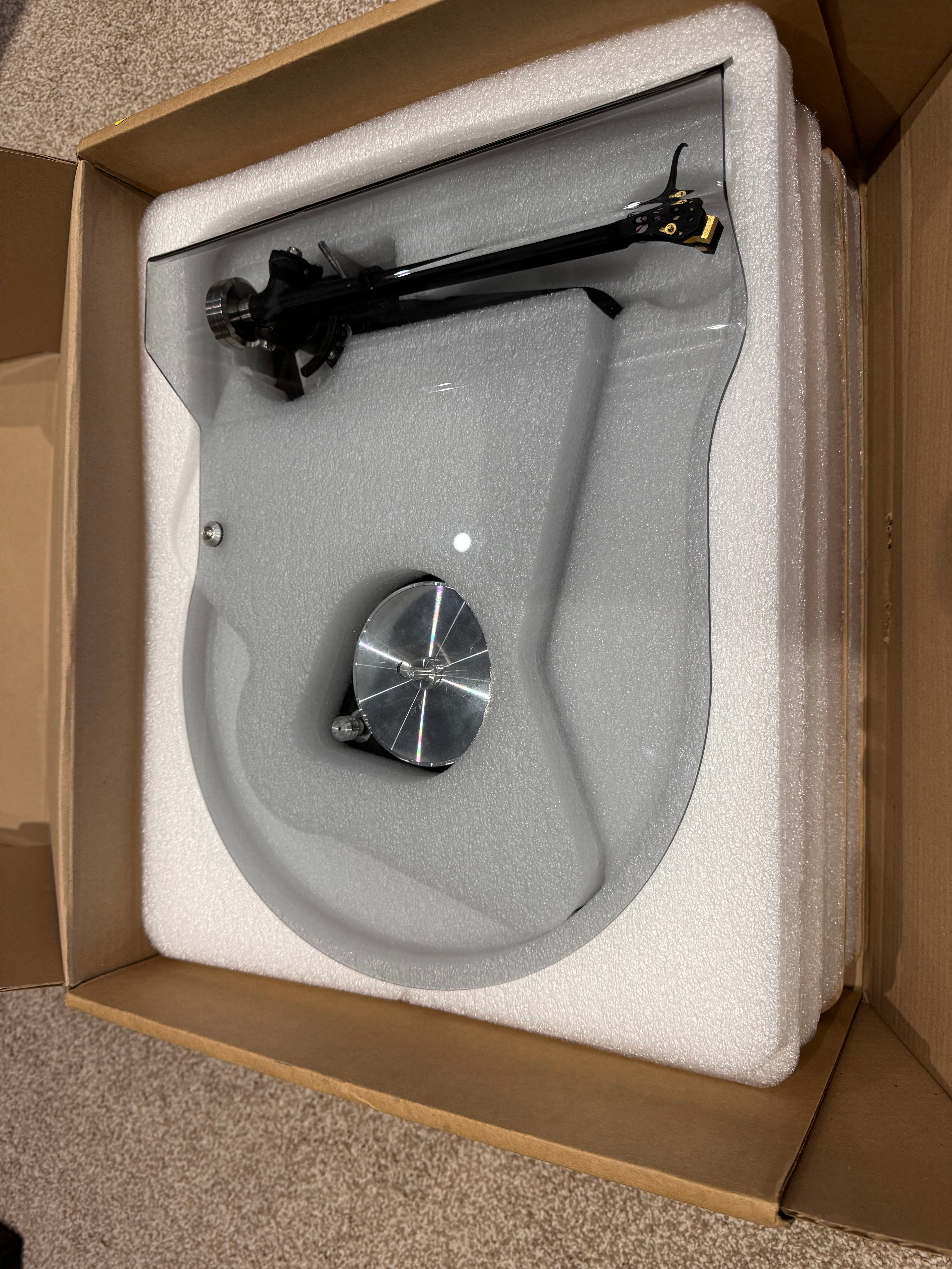 Clearance: REGA Planar 8 turntable with Neo MK2 PSU