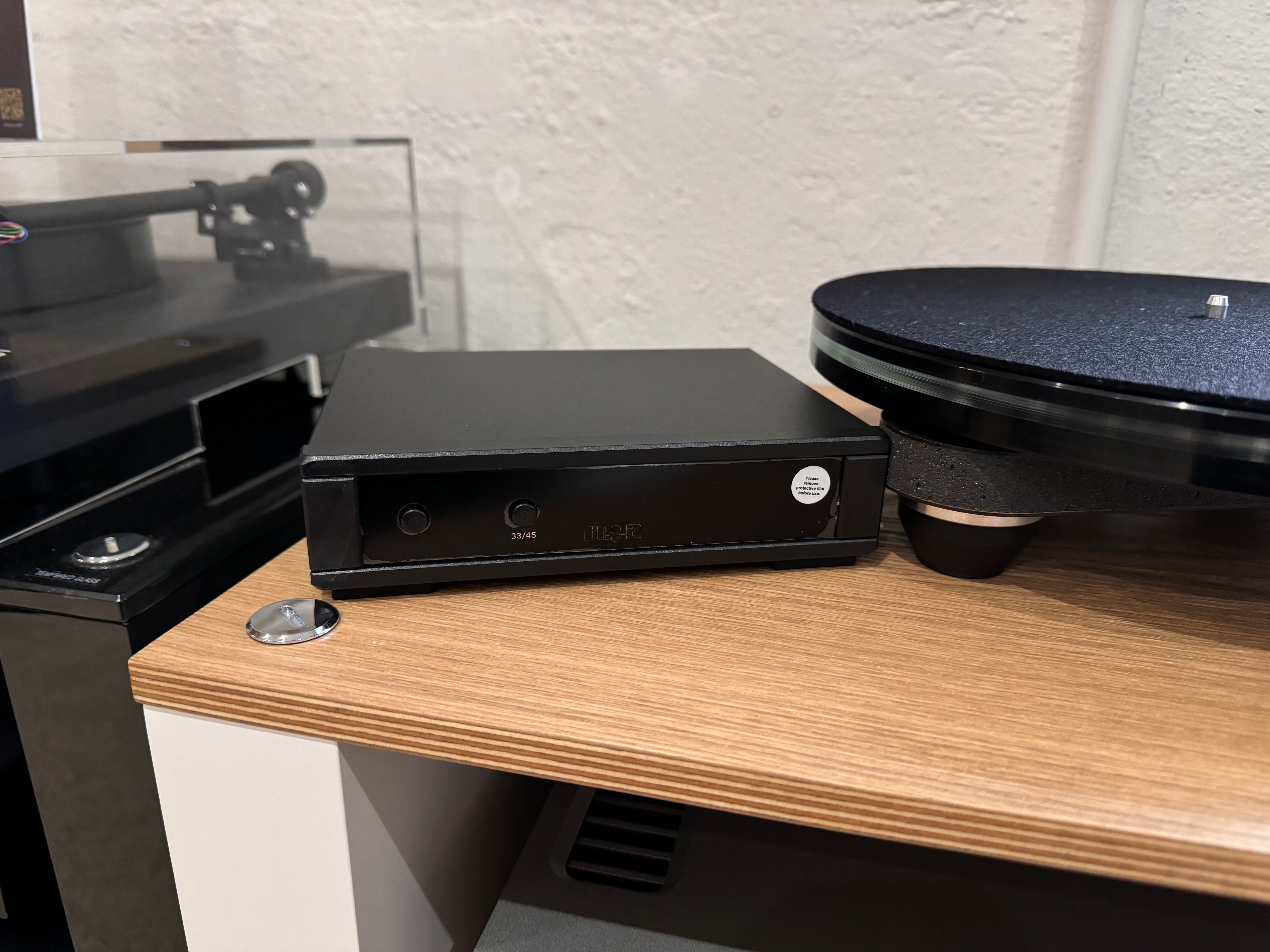 Clearance: REGA Planar 8 turntable with Neo MK2 PSU