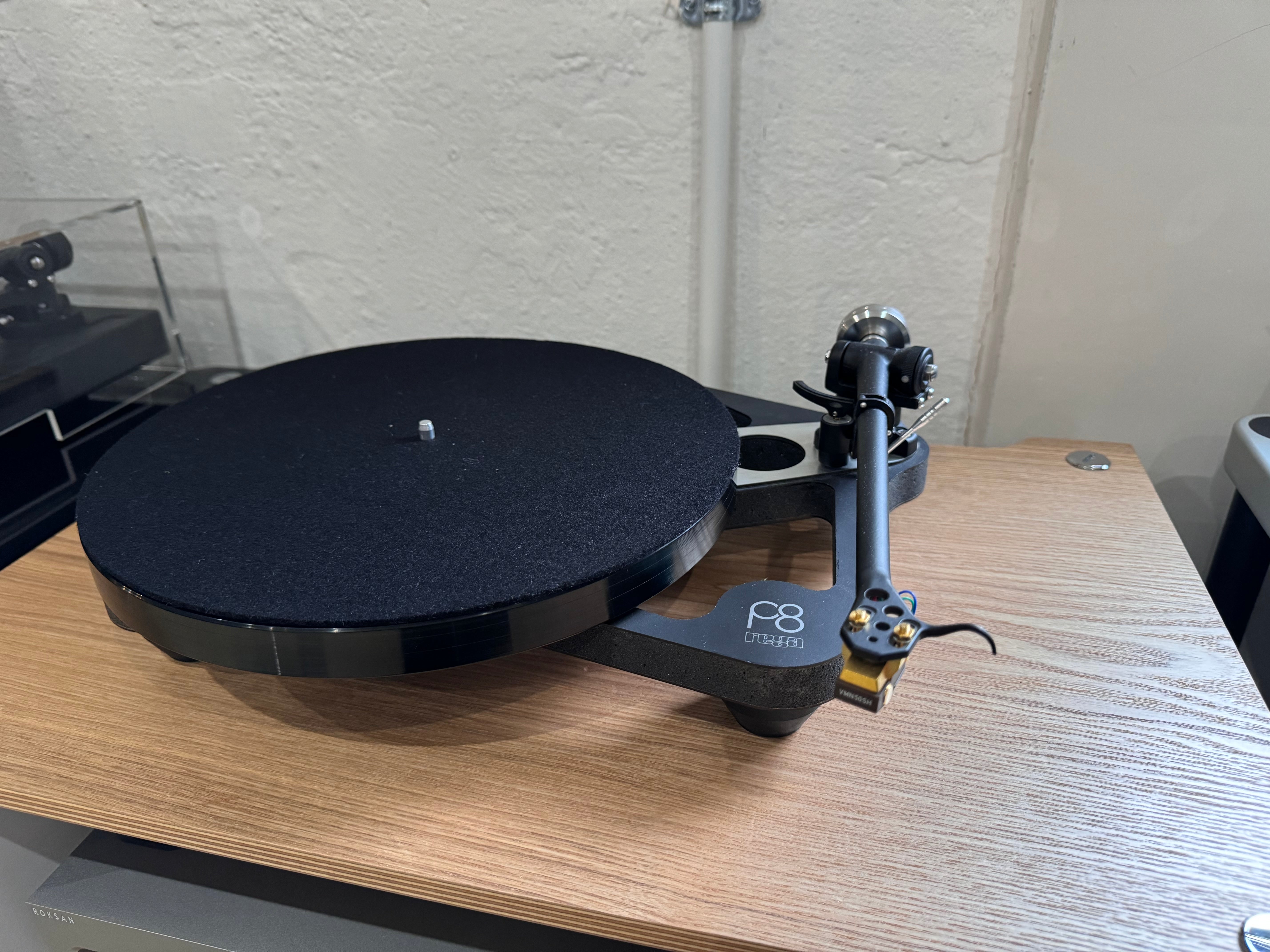 Clearance: REGA Planar 8 turntable with Neo MK2 PSU