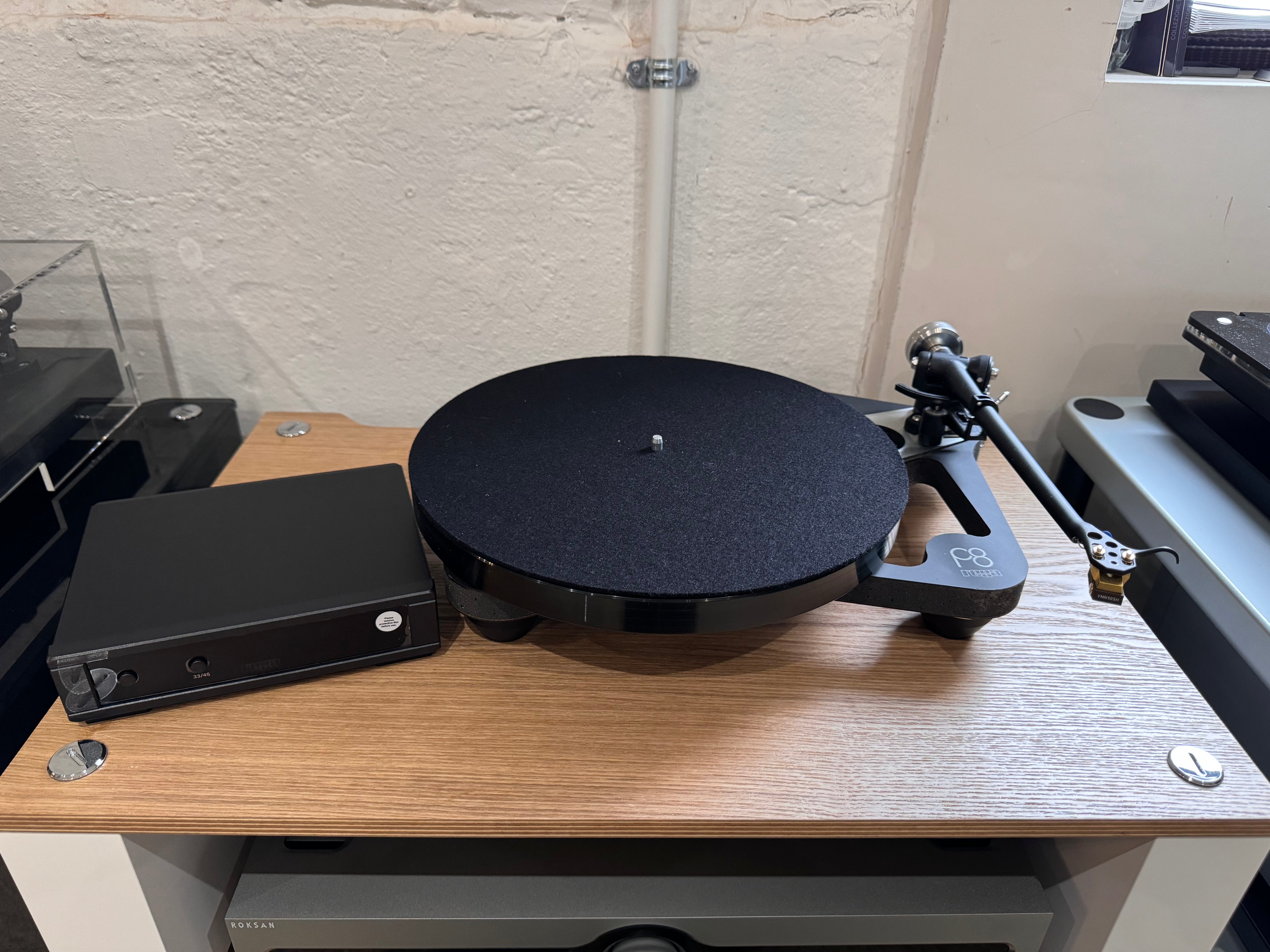 Clearance: REGA Planar 8 turntable with Neo MK2 PSU