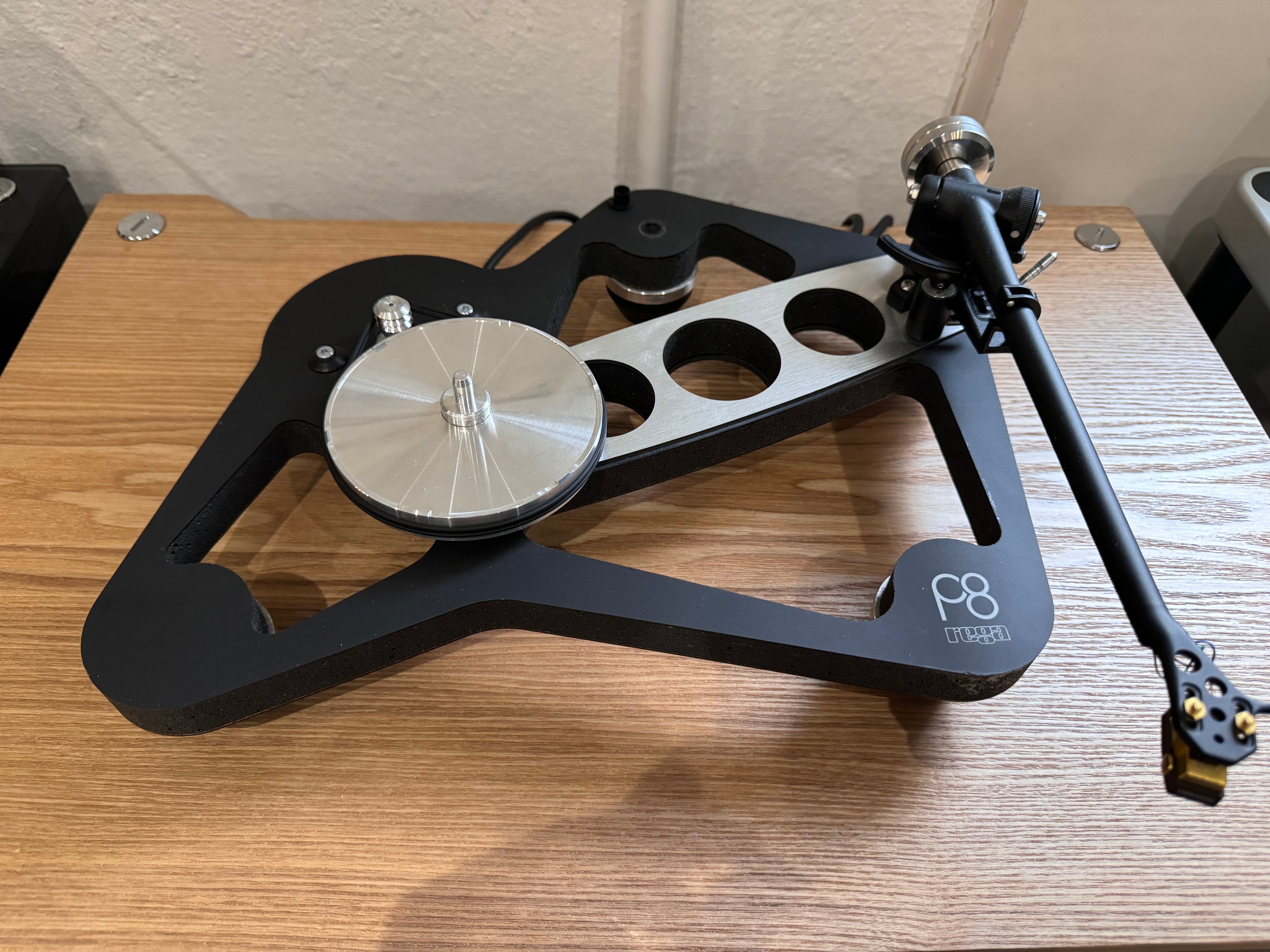 Clearance: REGA Planar 8 turntable with Neo MK2 PSU