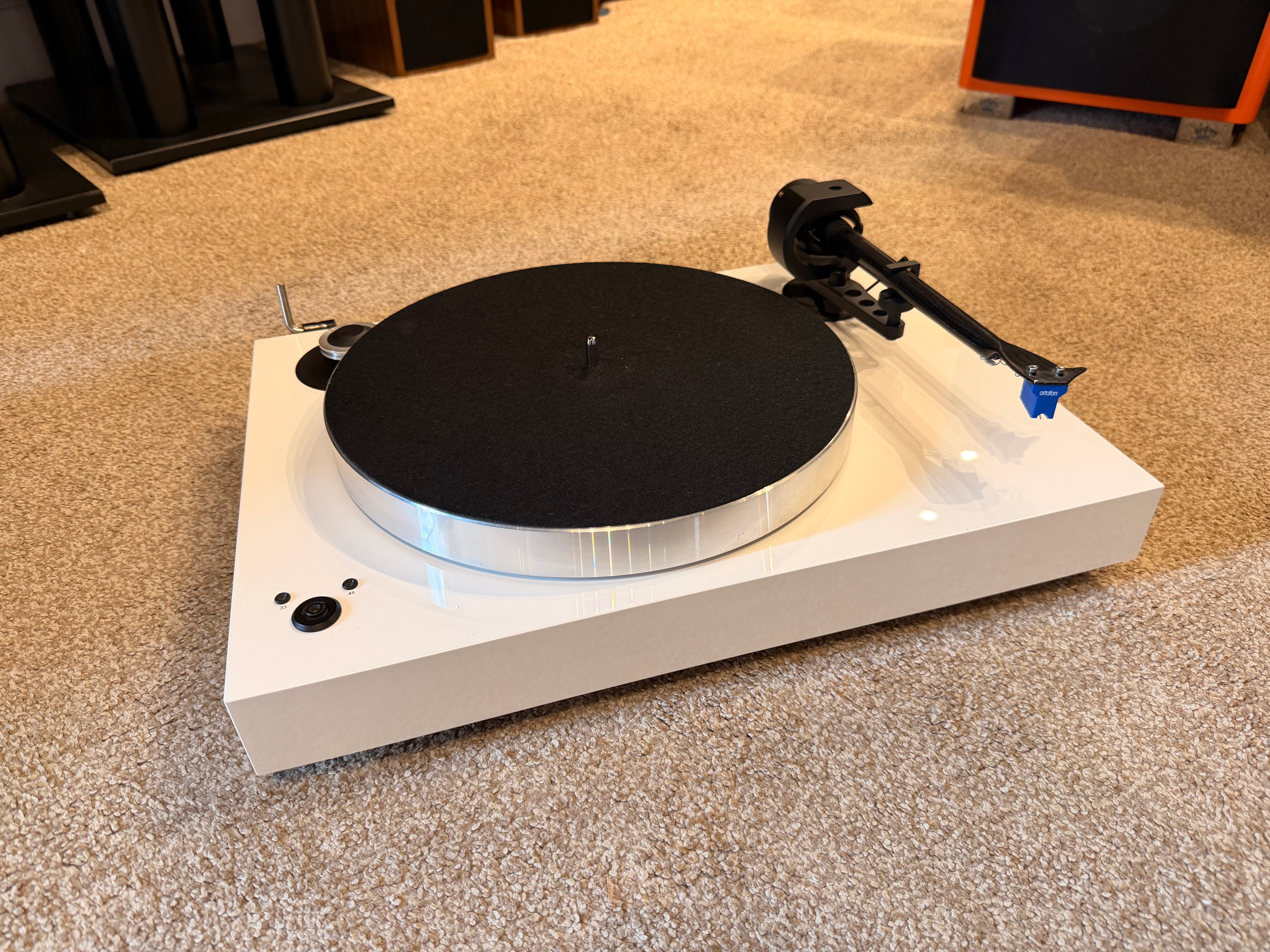 Clearance: Ex-Display Pro-Ject Audio X8 turntable with Ortofon Quintet Blue Cartridge (White)