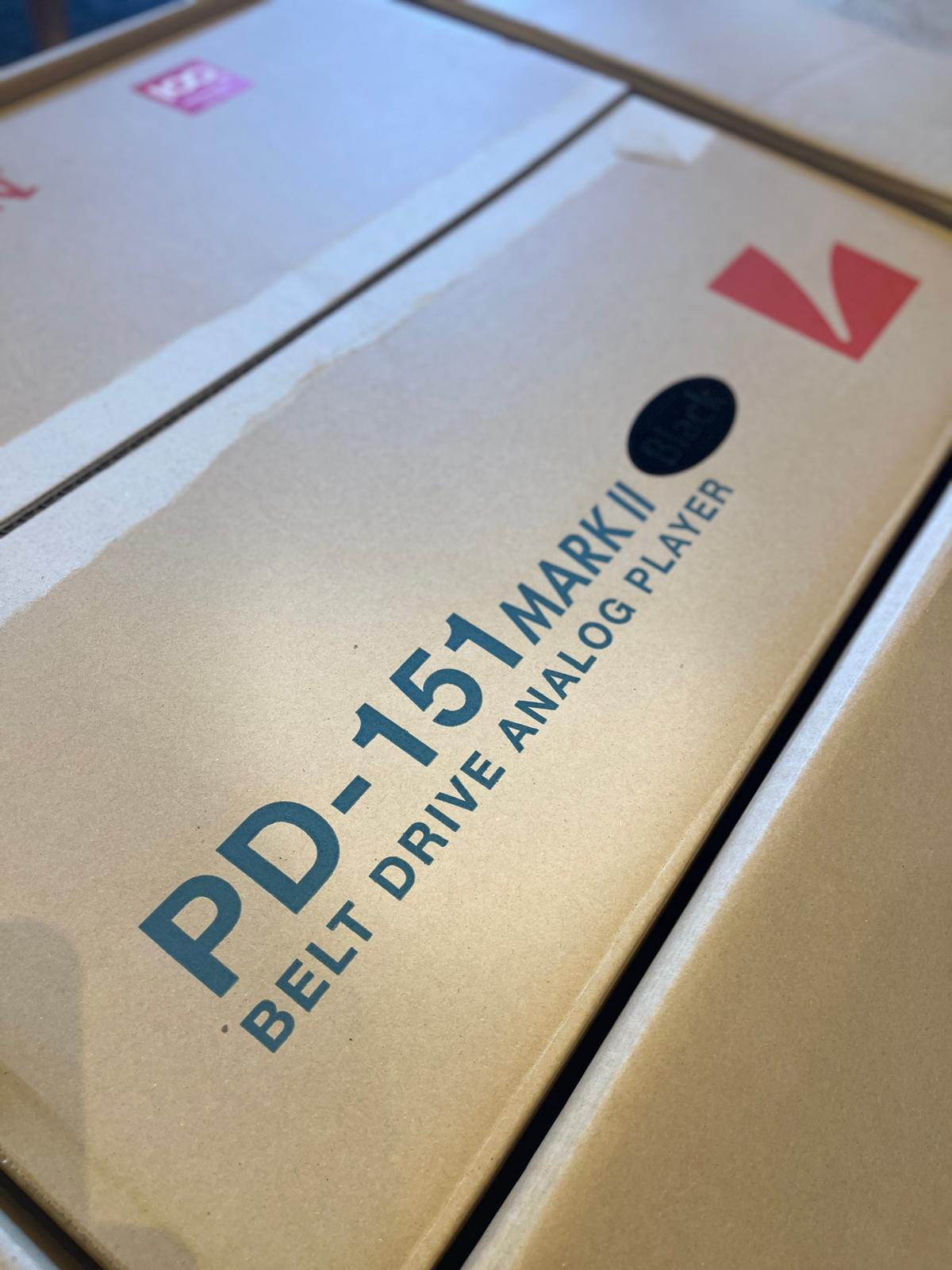 Clearance: Customer Return Luxman PD-151 MKII Turntable (Gloss Black)