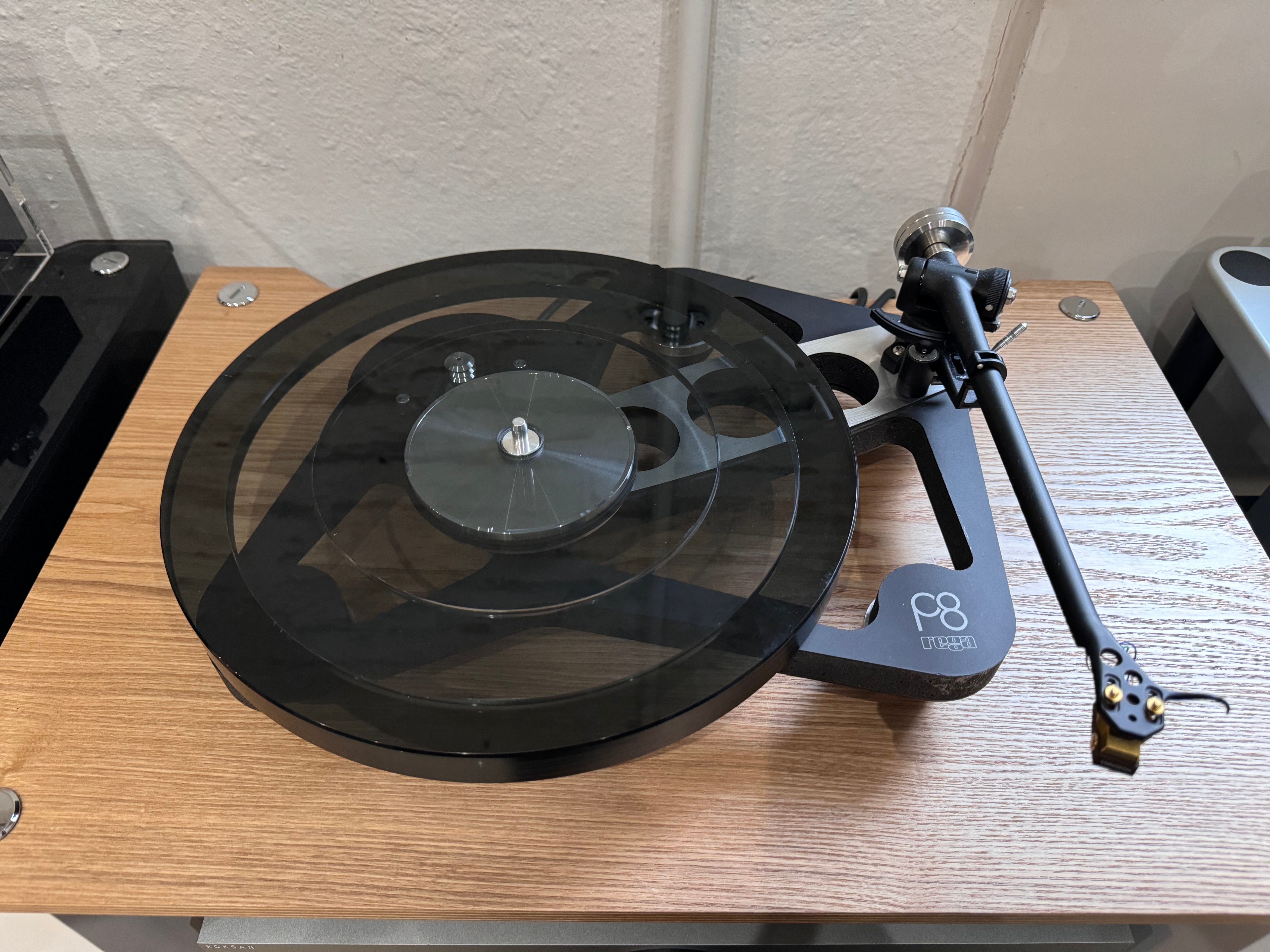 Clearance: REGA Planar 8 turntable with Neo MK2 PSU