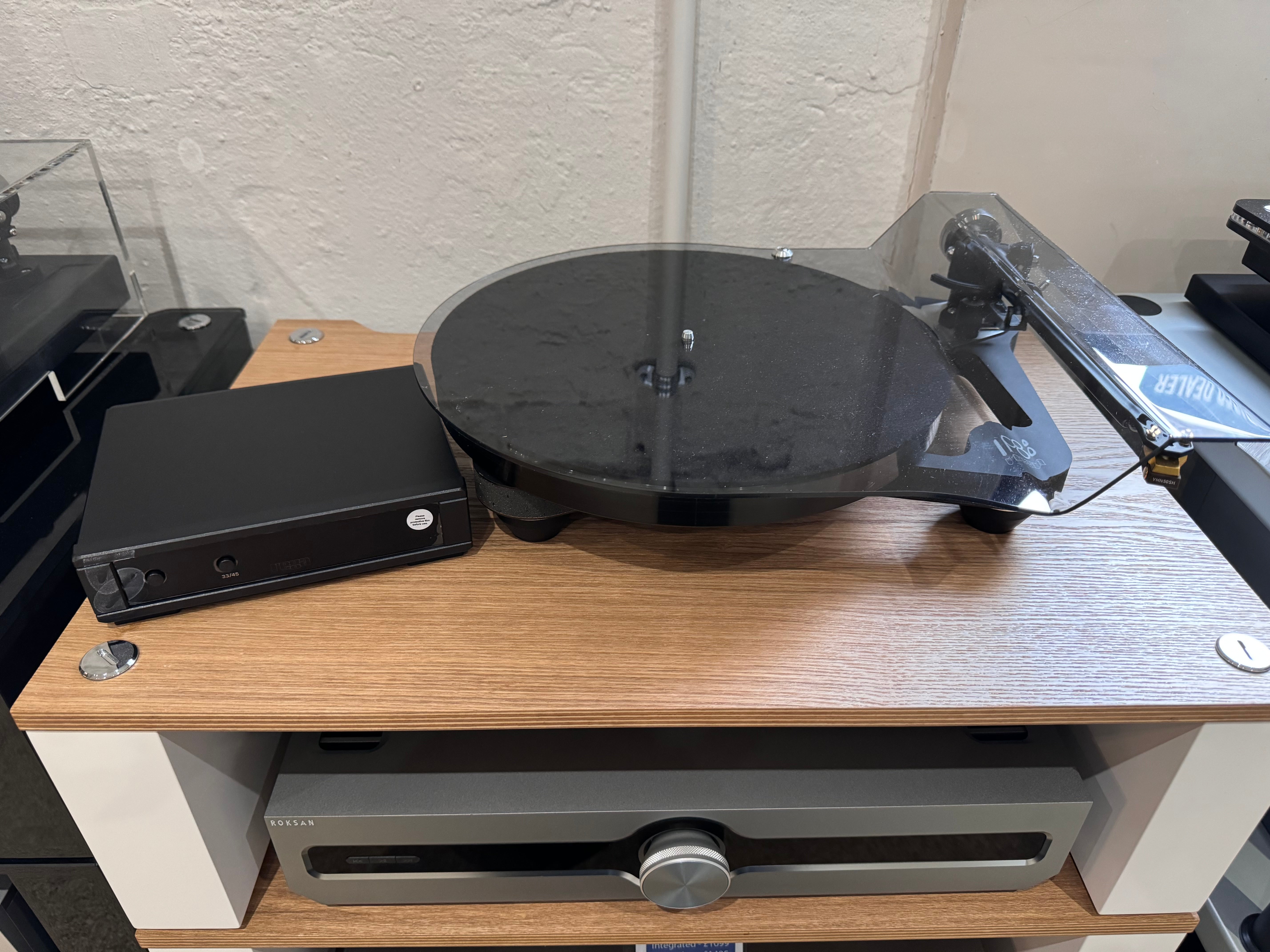 Clearance: REGA Planar 8 turntable with Neo MK2 PSU