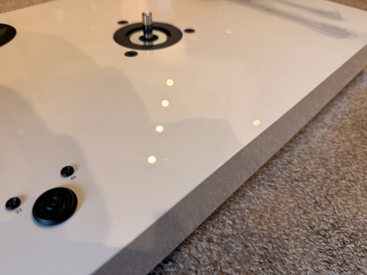 Clearance: Ex-Display Pro-Ject Audio X8 turntable with Ortofon Quintet Blue Cartridge (White)