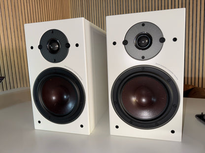 Clearance: DALI OBERON 3 Bookshelf Speakers (White)