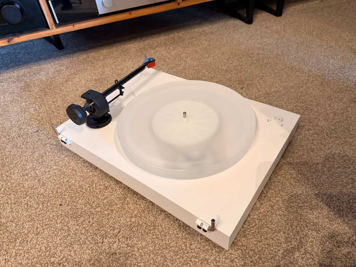 Clearance: Ex-Display Pro-Ject Audio X2 B turntable with Ortofon Quintet Red Cartridge (White)