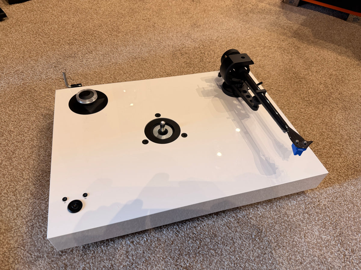 Clearance: Ex-Display Pro-Ject Audio X8 turntable with Ortofon Quintet Blue Cartridge (White)