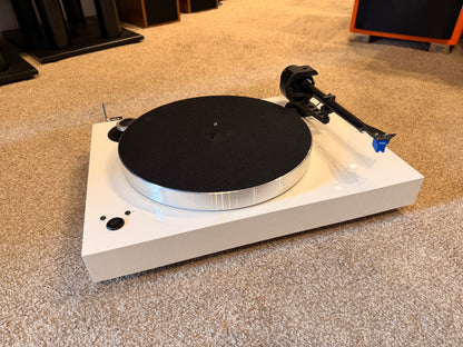 Clearance: Ex-Display Pro-Ject Audio X8 turntable with Ortofon Quintet Blue Cartridge (White)