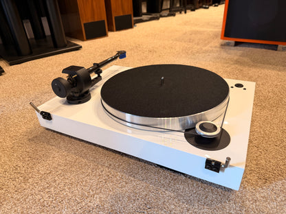 Clearance: Ex-Display Pro-Ject Audio X8 turntable with Ortofon Quintet Blue Cartridge (White)