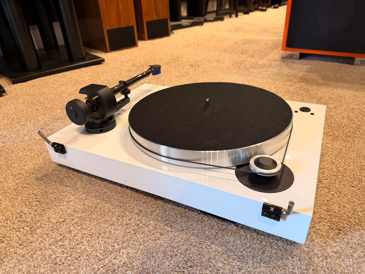 Clearance: Ex-Display Pro-Ject Audio X8 turntable with Ortofon Quintet Blue Cartridge (White)