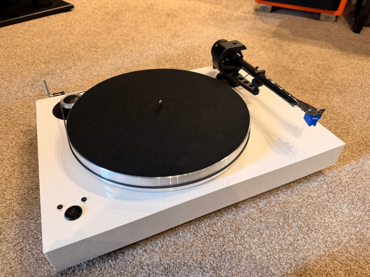 Clearance: Ex-Display Pro-Ject Audio X8 turntable with Ortofon Quintet Blue Cartridge (White)