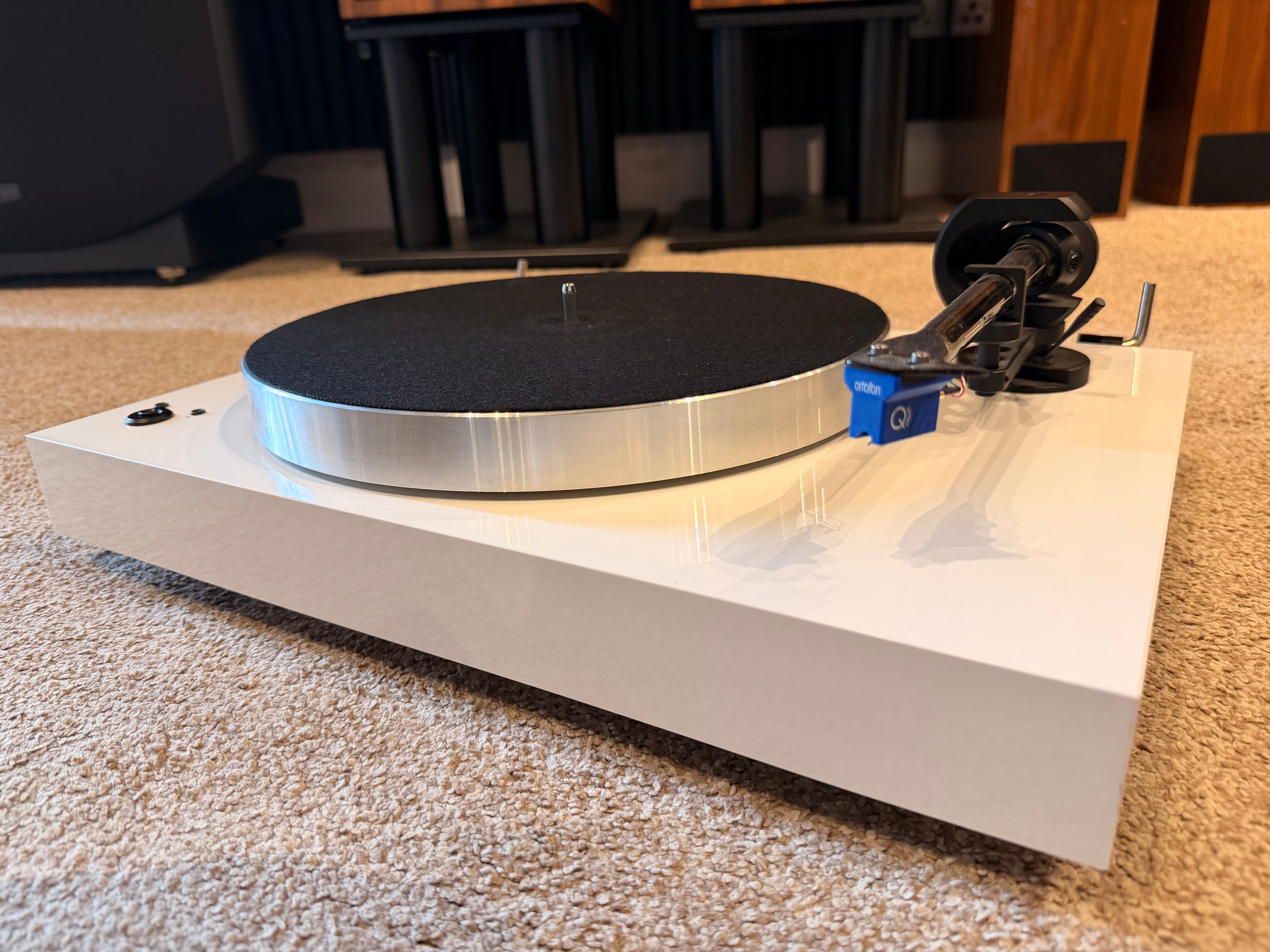 Clearance: Ex-Display Pro-Ject Audio X8 turntable with Ortofon Quintet Blue Cartridge (White)