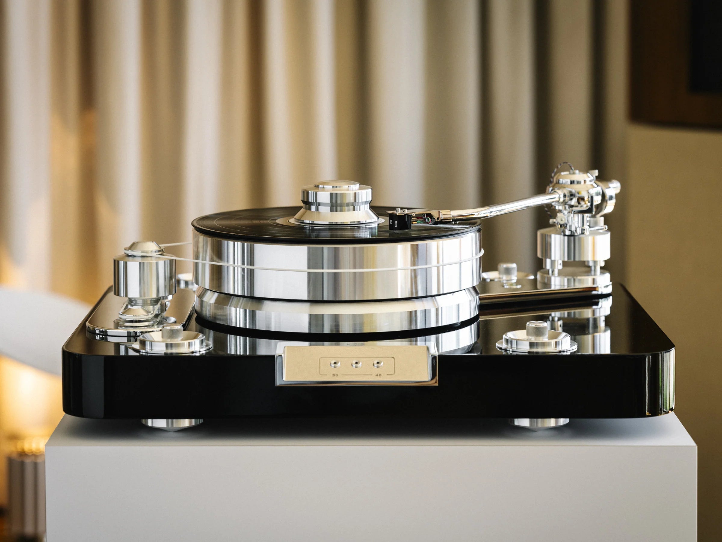 Pro-Ject Audio Signature 12.2 Turntable